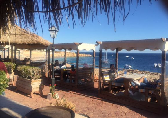 كافيهات واماكن مميزة على البحر